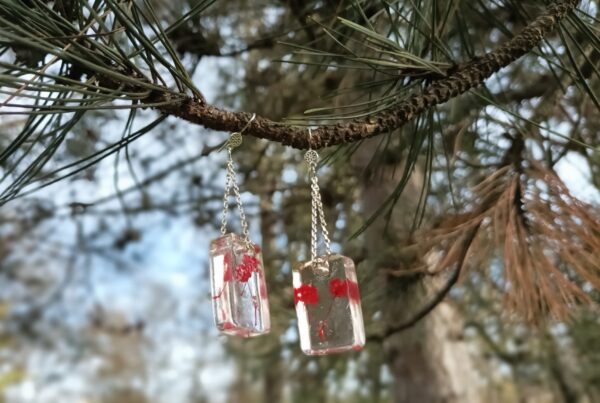 Boucles d'oreilles Bouquet de fleurs rouges – Image 3