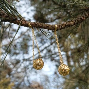 Boucles d'oreilles "Sphère transpercée"