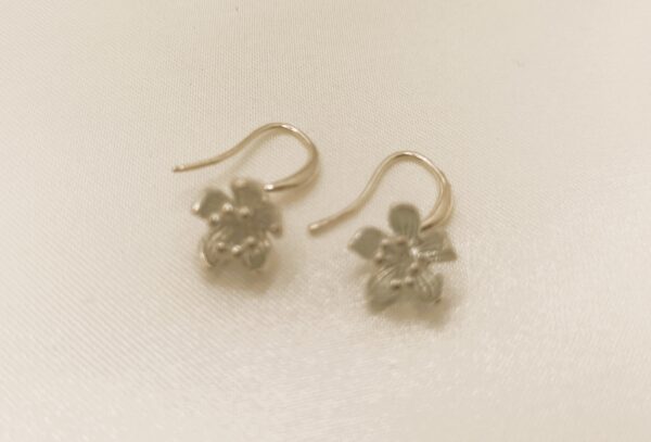 Boucles d'oreilles "Fleur en bouton" en argent – Image 3