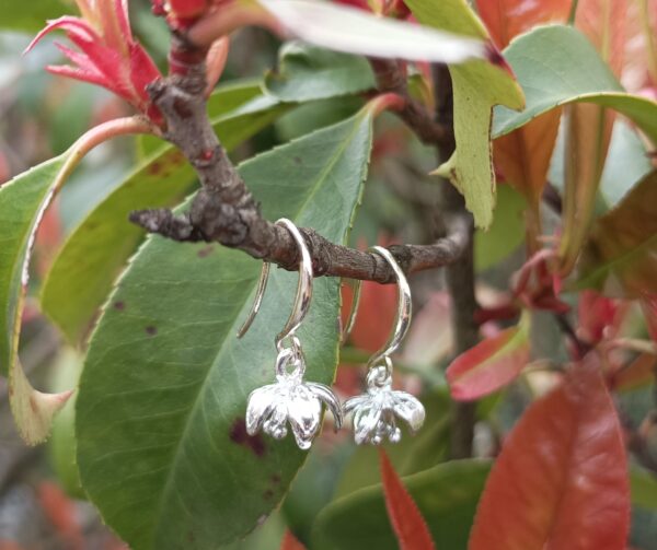 Boucles d'oreilles "Fleur en bouton" en argent – Image 1