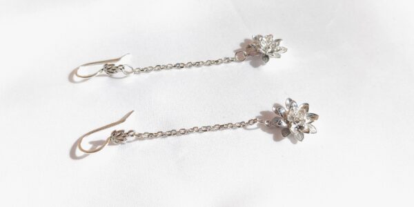Boucles d'oreilles "Fleur de lotus à la chaînette" – Image 1