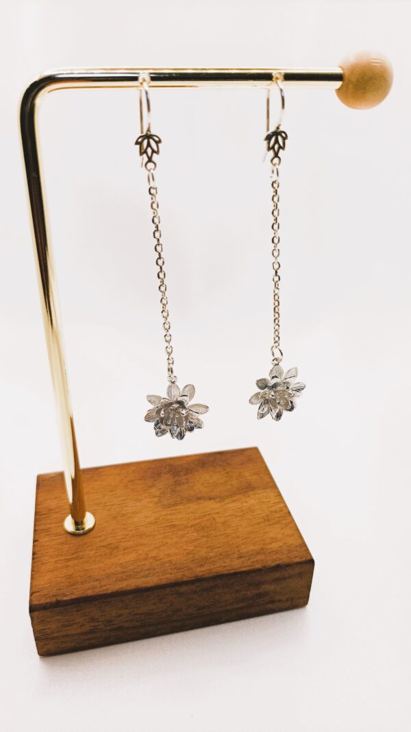 Boucles d'oreilles "Fleur de lotus à la chaînette" – Image 2