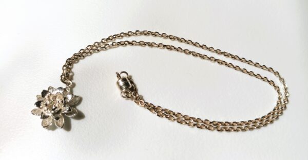 Collier chaîne "Fleur de Lotus" en argent – Image 3
