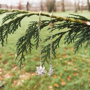 Boucles d'oreilles "Fleur de lotus à la chaînette" – Image 3