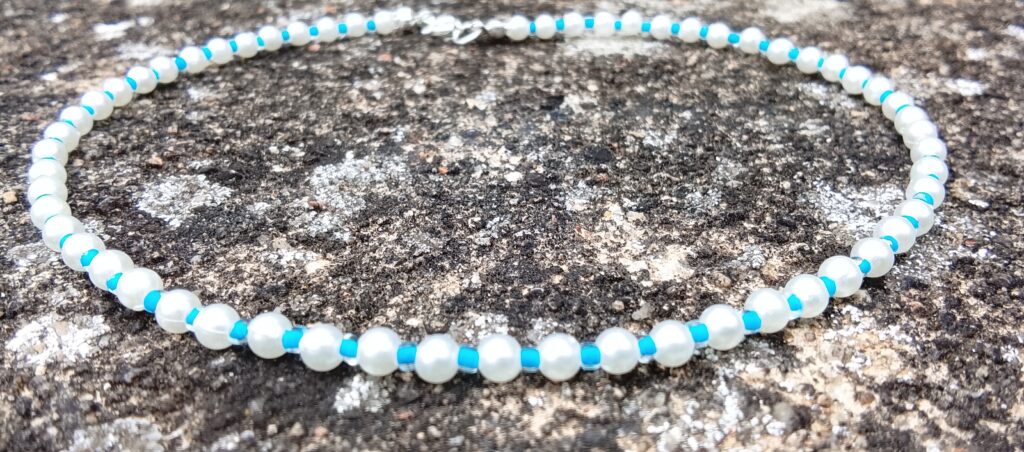 Collier court en perles blanches "Nuances de Bleu"