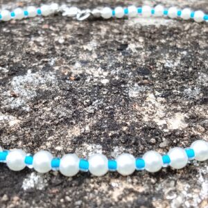 Collier court en perles blanches "Nuances de Bleu"
