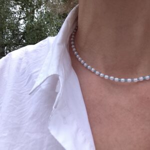 Collier court en perles blanches "Nuances de Bleu" – Image 2