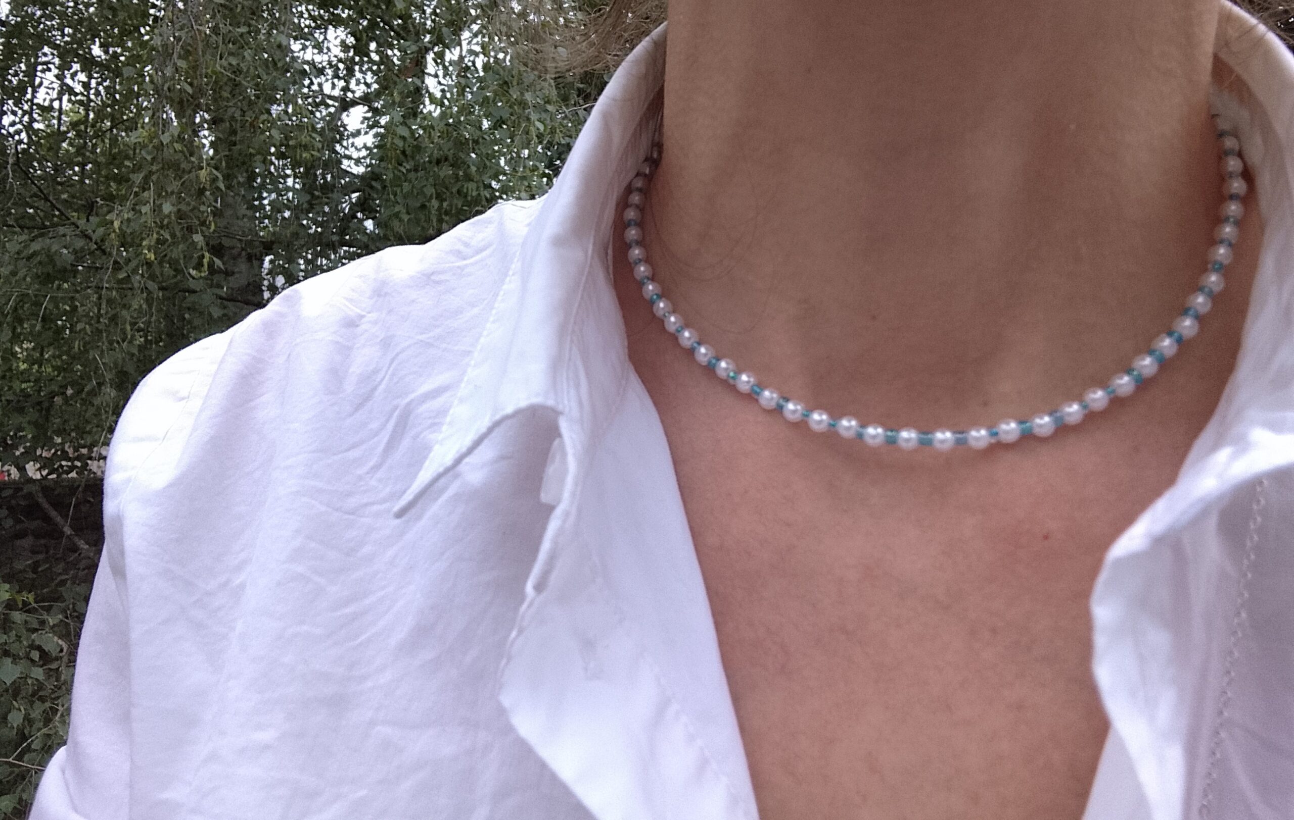 Collier court en perles blanches "Nuances de Bleu" – Image 2