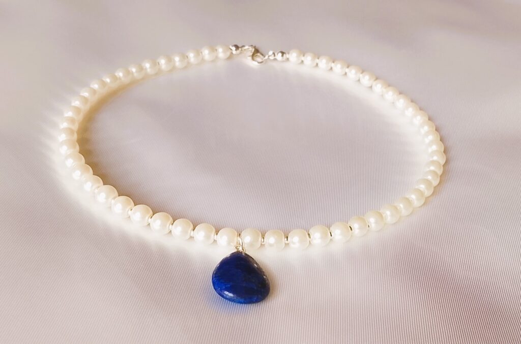 Collier court avec un pendentif Lapis lazuli "Blancheur"