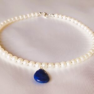 Collier court avec un pendentif Lapis lazuli "Blancheur"