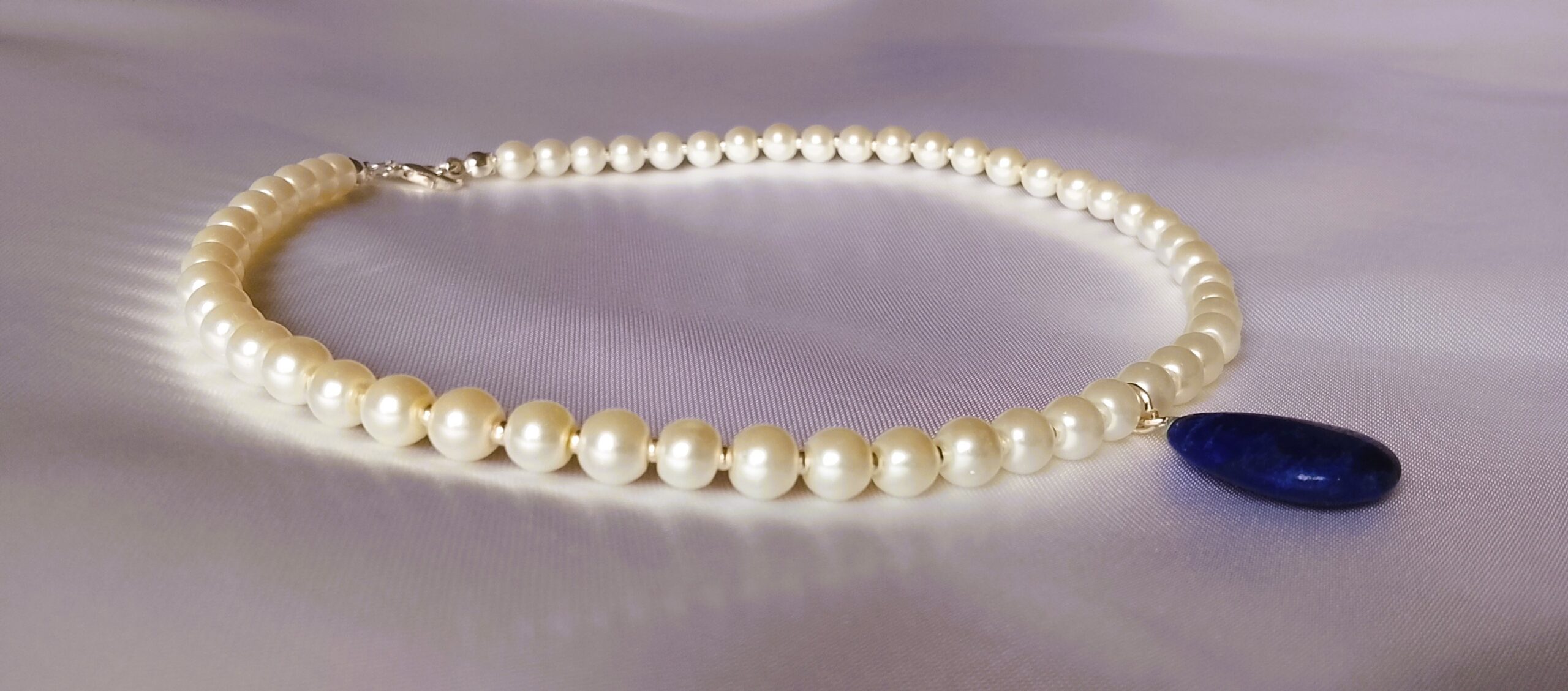 Collier court en perles blanches – Image 3