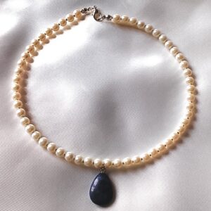 Collier court avec un pendentif Lapis lazuli "Blancheur" – Image 4