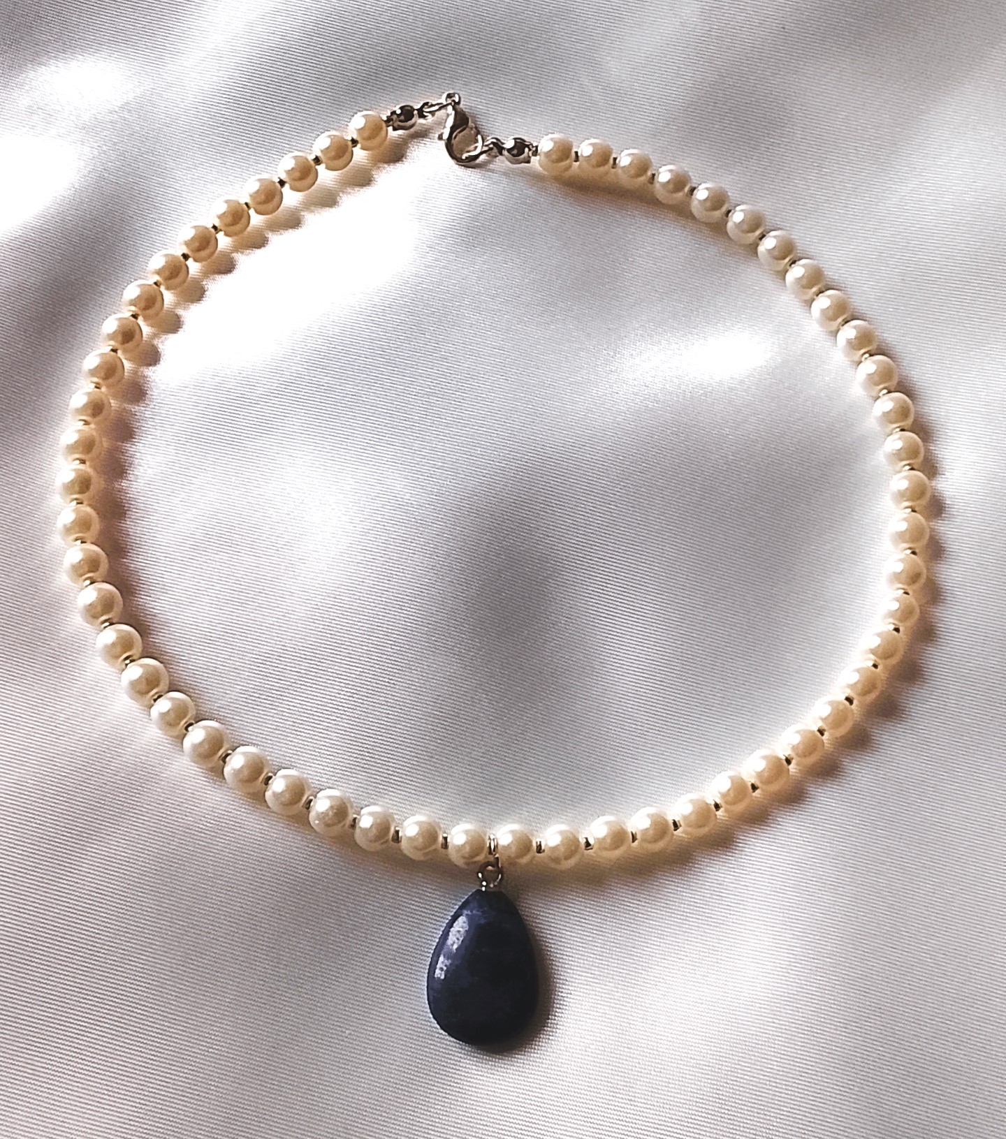 Collier court avec un pendentif Lapis lazuli "Blancheur" – Image 4