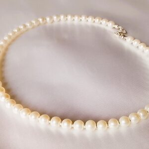 Collier court en perles blanches