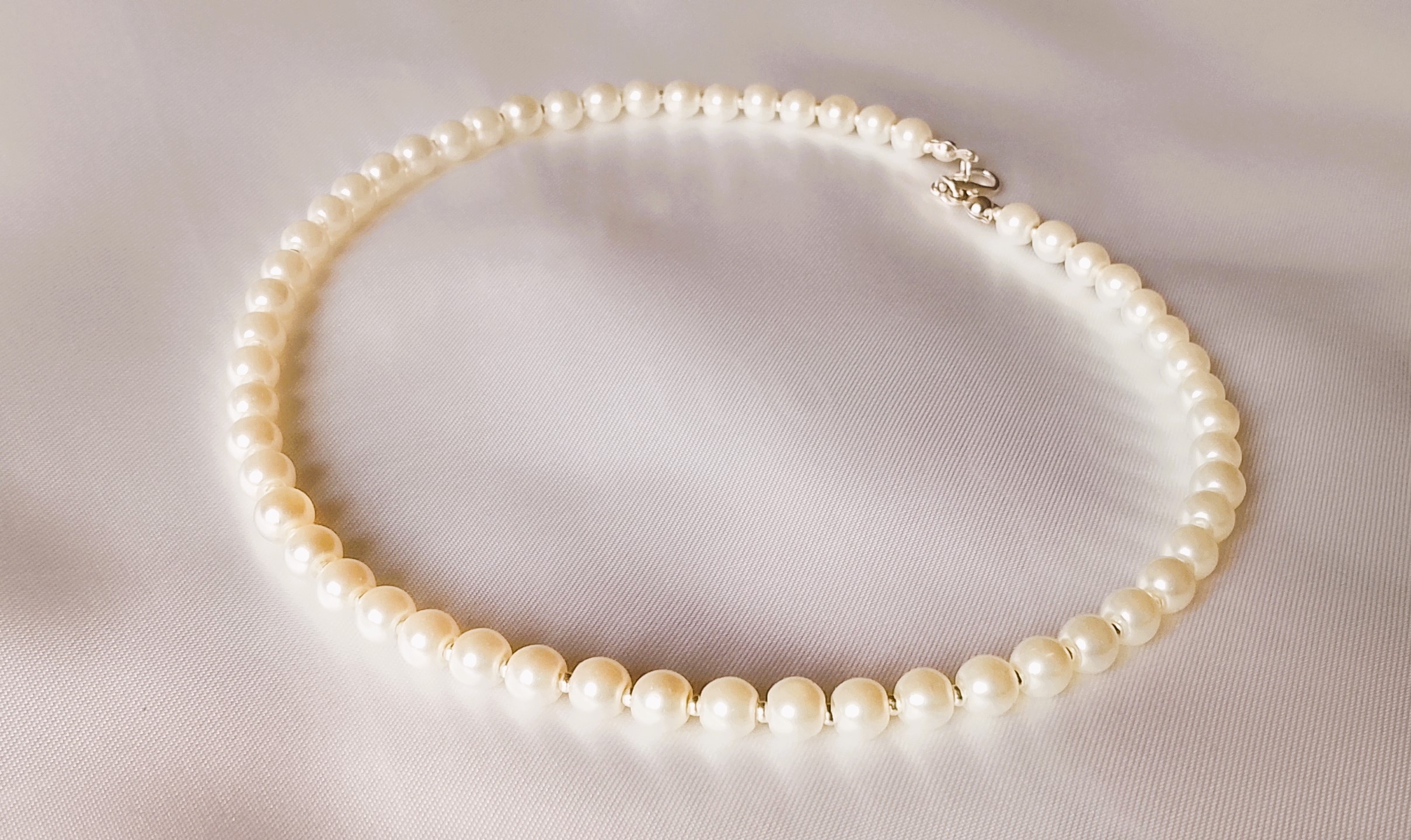 Collier court en perles blanches – Image 1
