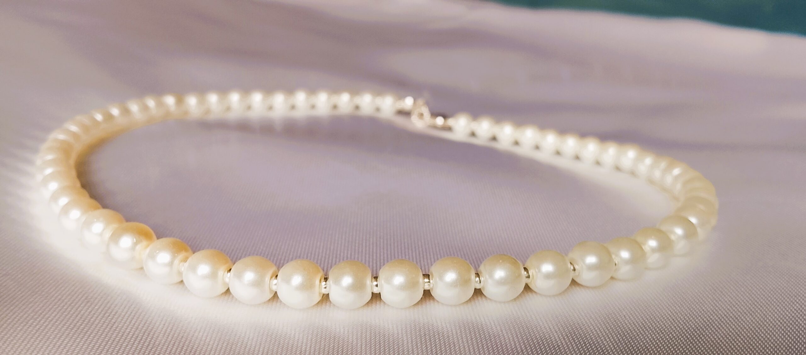 Collier court en perles blanches – Image 4